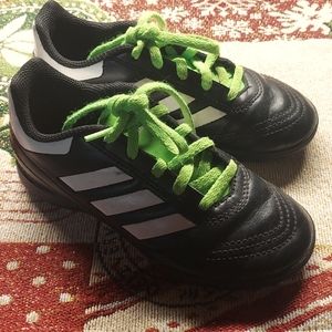 Indoor soccer shoes